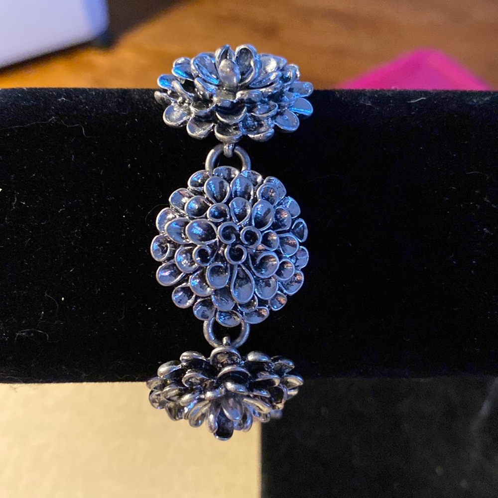 NWOT Lucky Brand silver flower bracelet